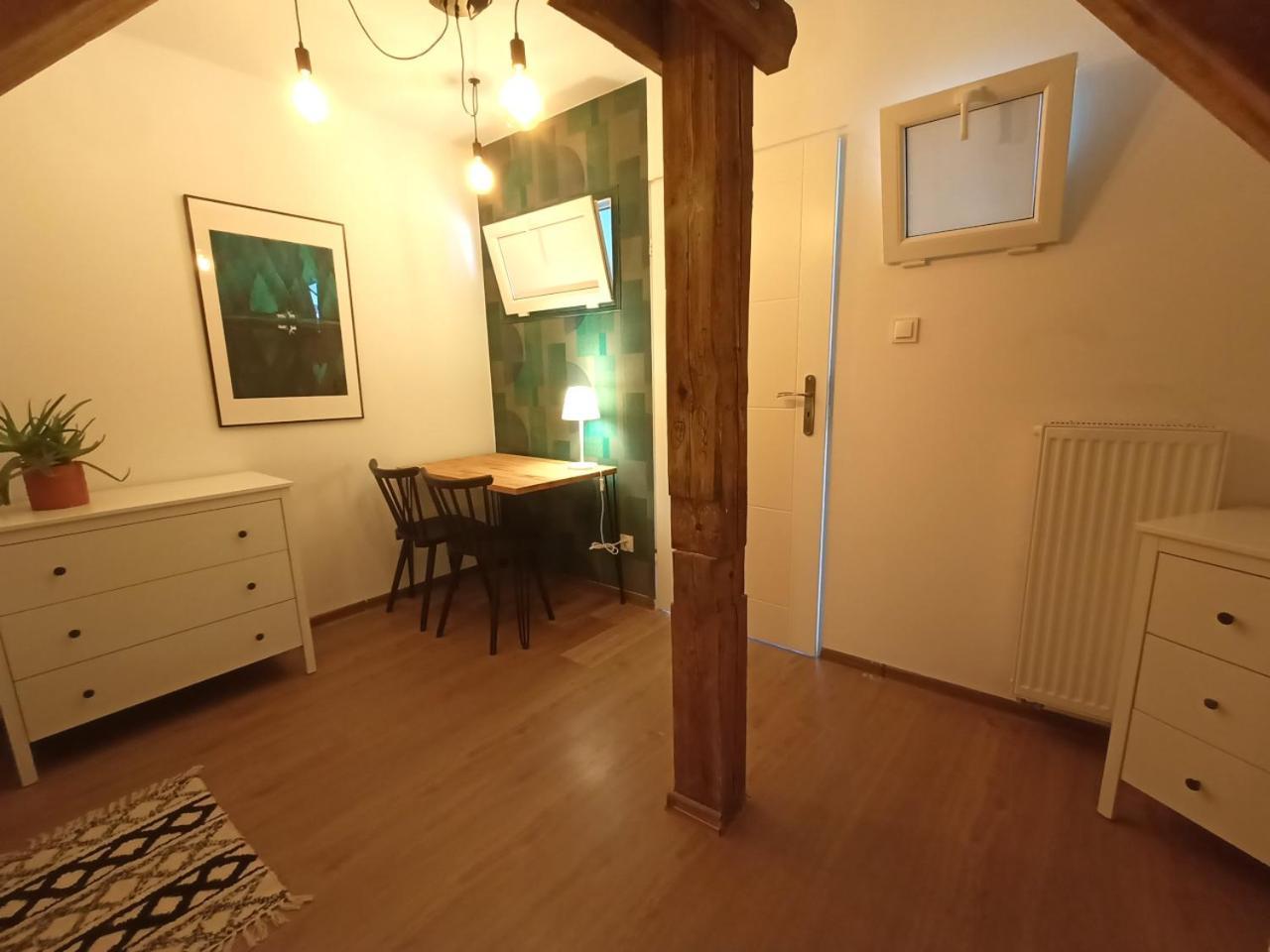 Lemuria Pokoje Hostel Chojnowska A Legnica Exteriör bild