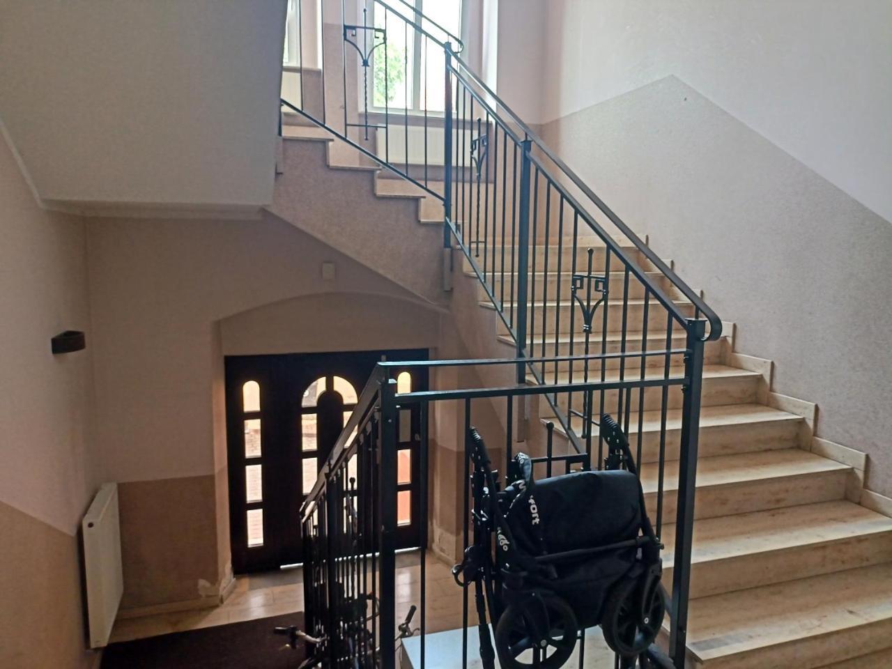 Lemuria Pokoje Hostel Chojnowska A Legnica Exteriör bild