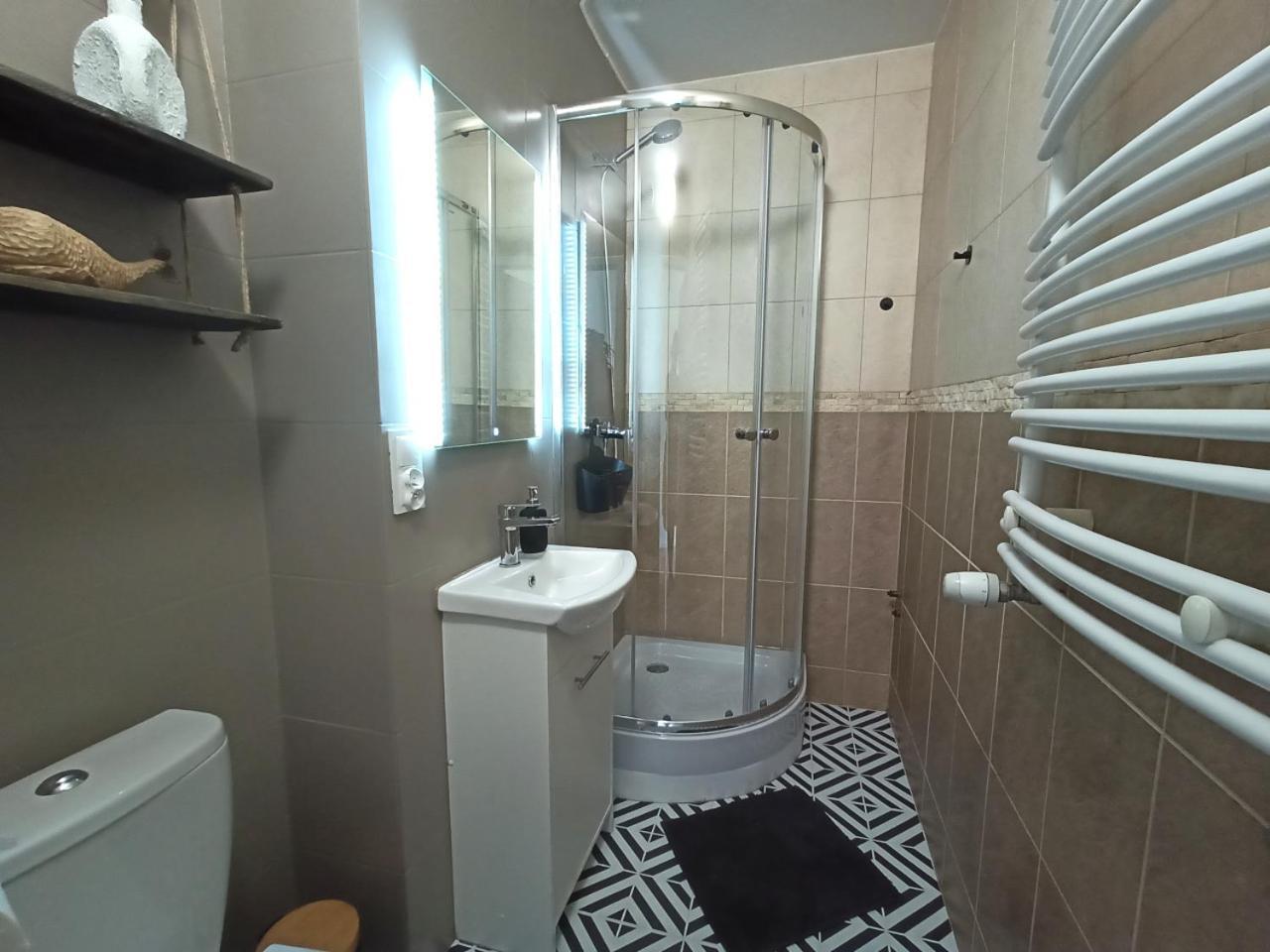 Lemuria Pokoje Hostel Chojnowska A Legnica Exteriör bild