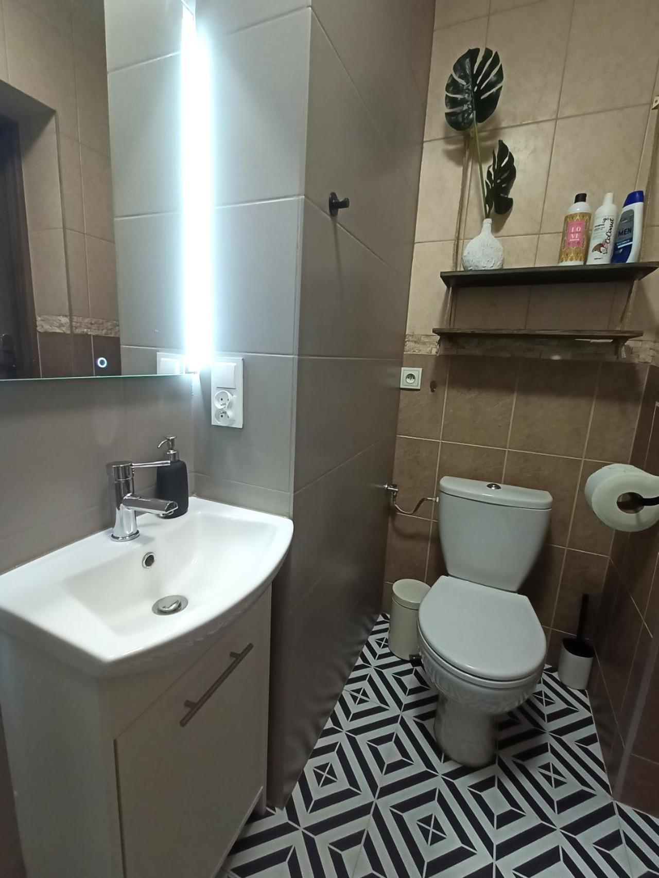 Lemuria Pokoje Hostel Chojnowska A Legnica Exteriör bild