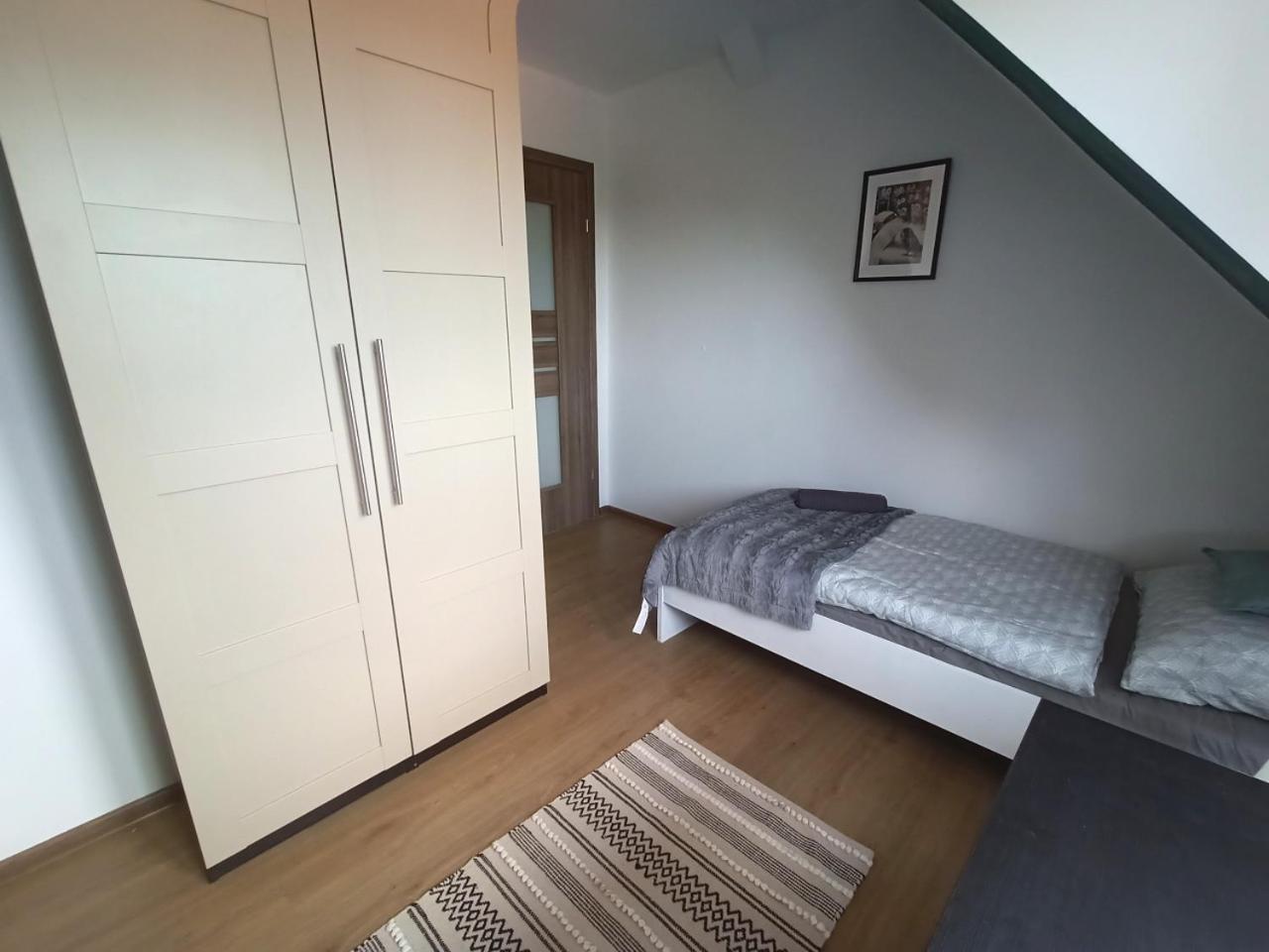 Lemuria Pokoje Hostel Chojnowska A Legnica Exteriör bild