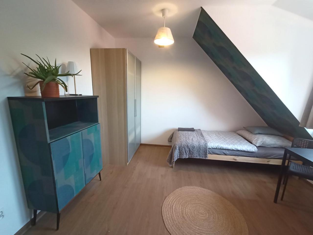 Lemuria Pokoje Hostel Chojnowska A Legnica Exteriör bild