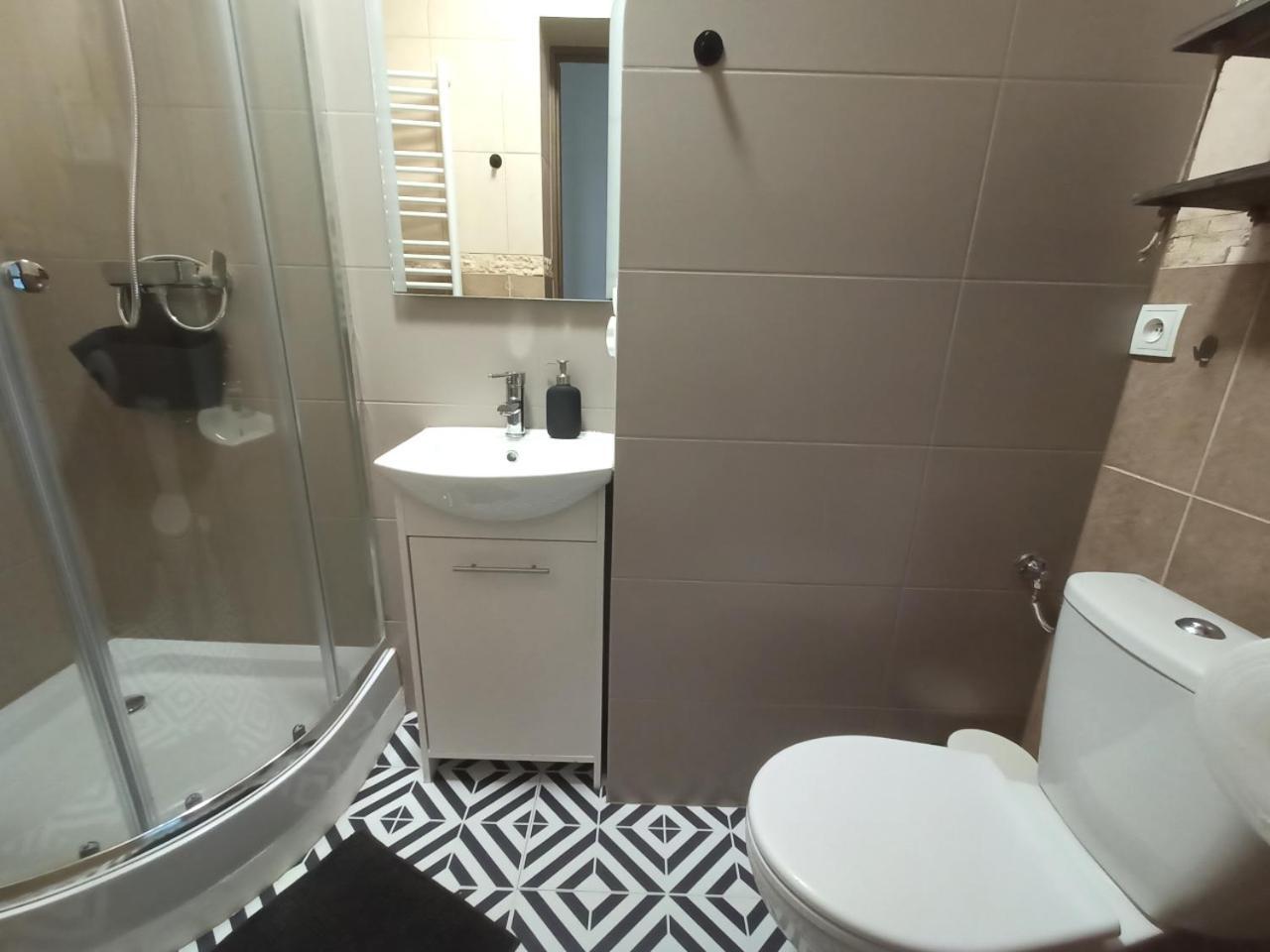 Lemuria Pokoje Hostel Chojnowska A Legnica Exteriör bild