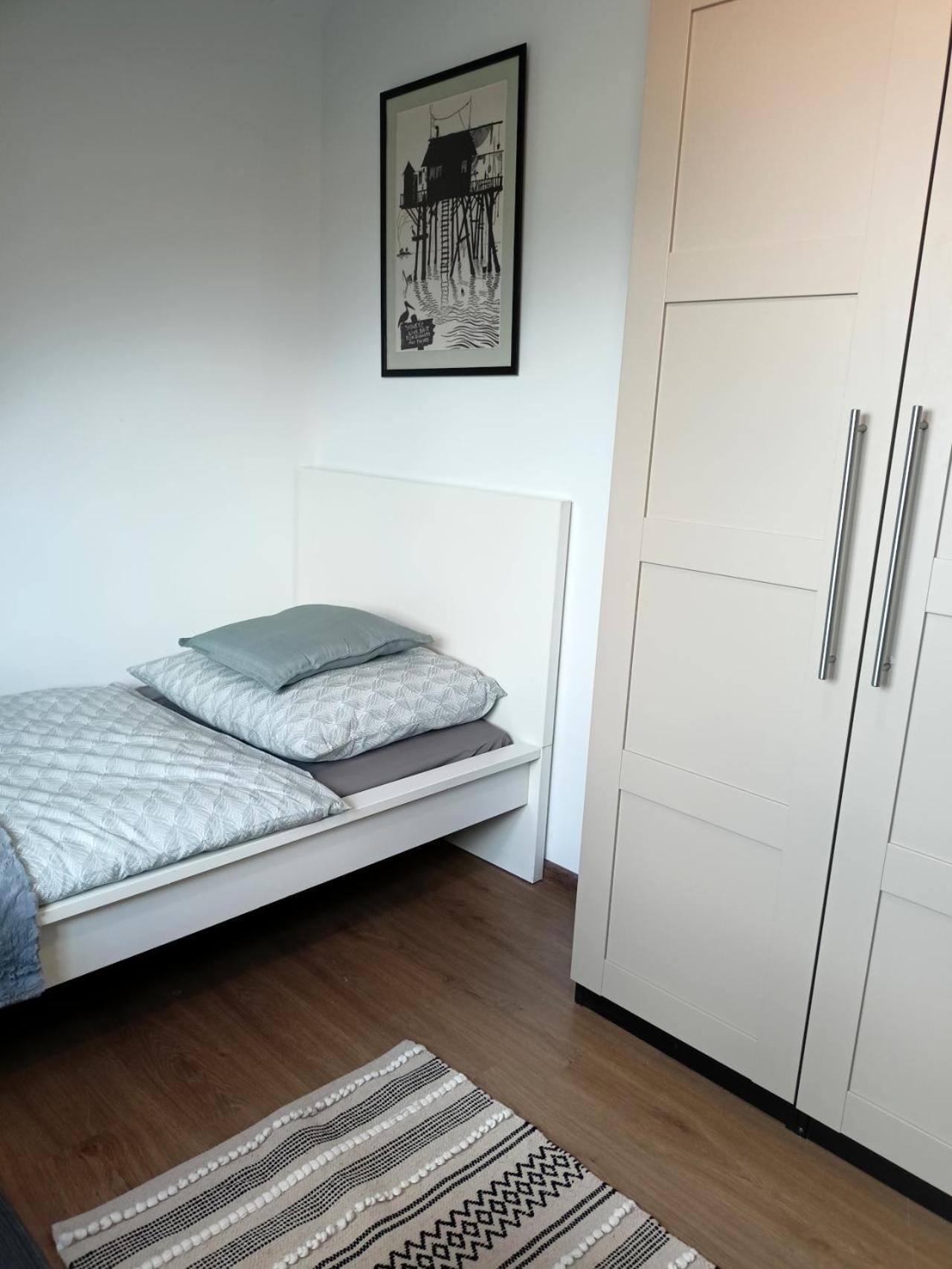 Lemuria Pokoje Hostel Chojnowska A Legnica Exteriör bild